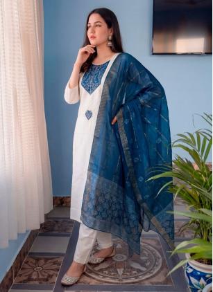 
                      Cotton White Printed Casual Salwar Kameez