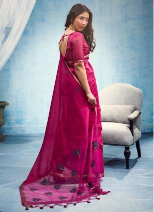 
                      Handloom Cotton Magenta Weaving Trendy Saree