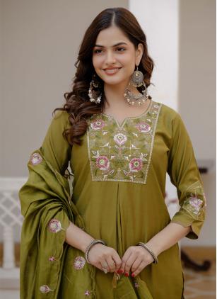 
                      Silk Green Trendy Pant Style Salwar Kameez